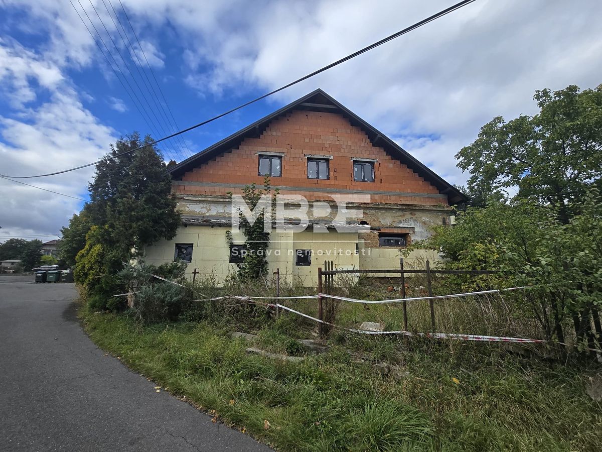 Prodej rodinného domu 241 m², pozemek 930 m² – fotografie 2