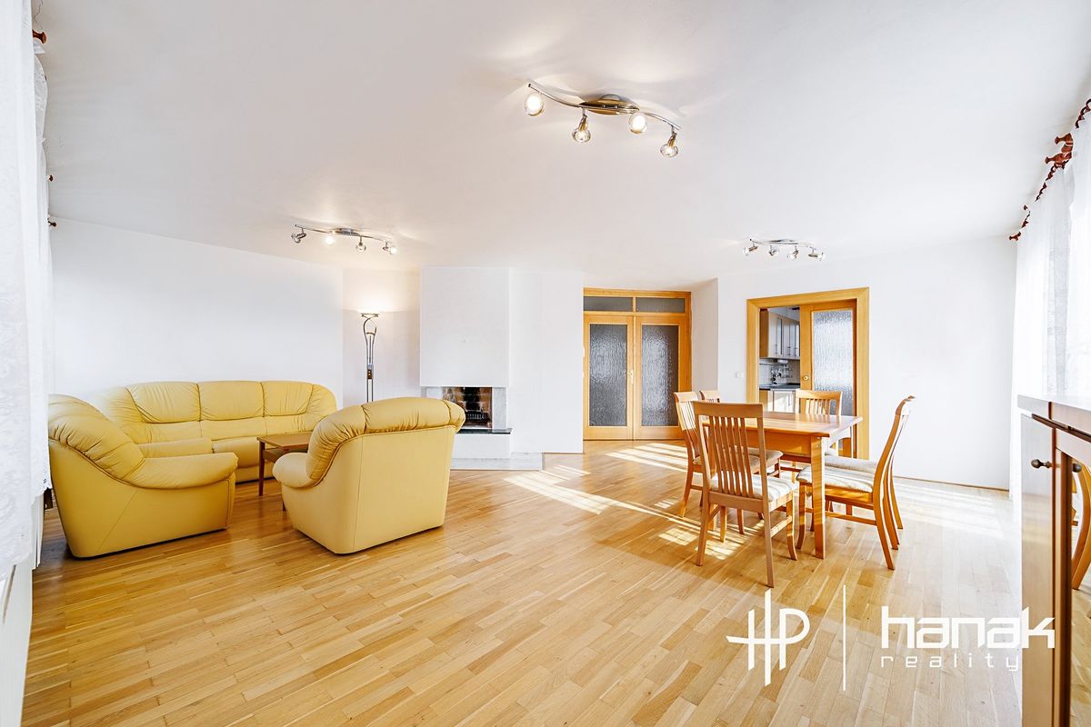 Pronájem rodinného domu 276 m², pozemek 854 m² – fotografie 3