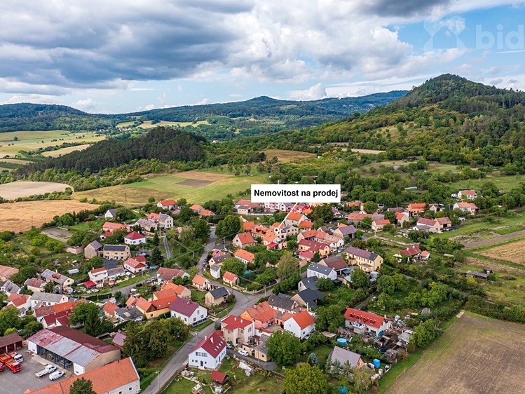 Prodej komerčního prostoru, 1 015 m² (1 z 33)
