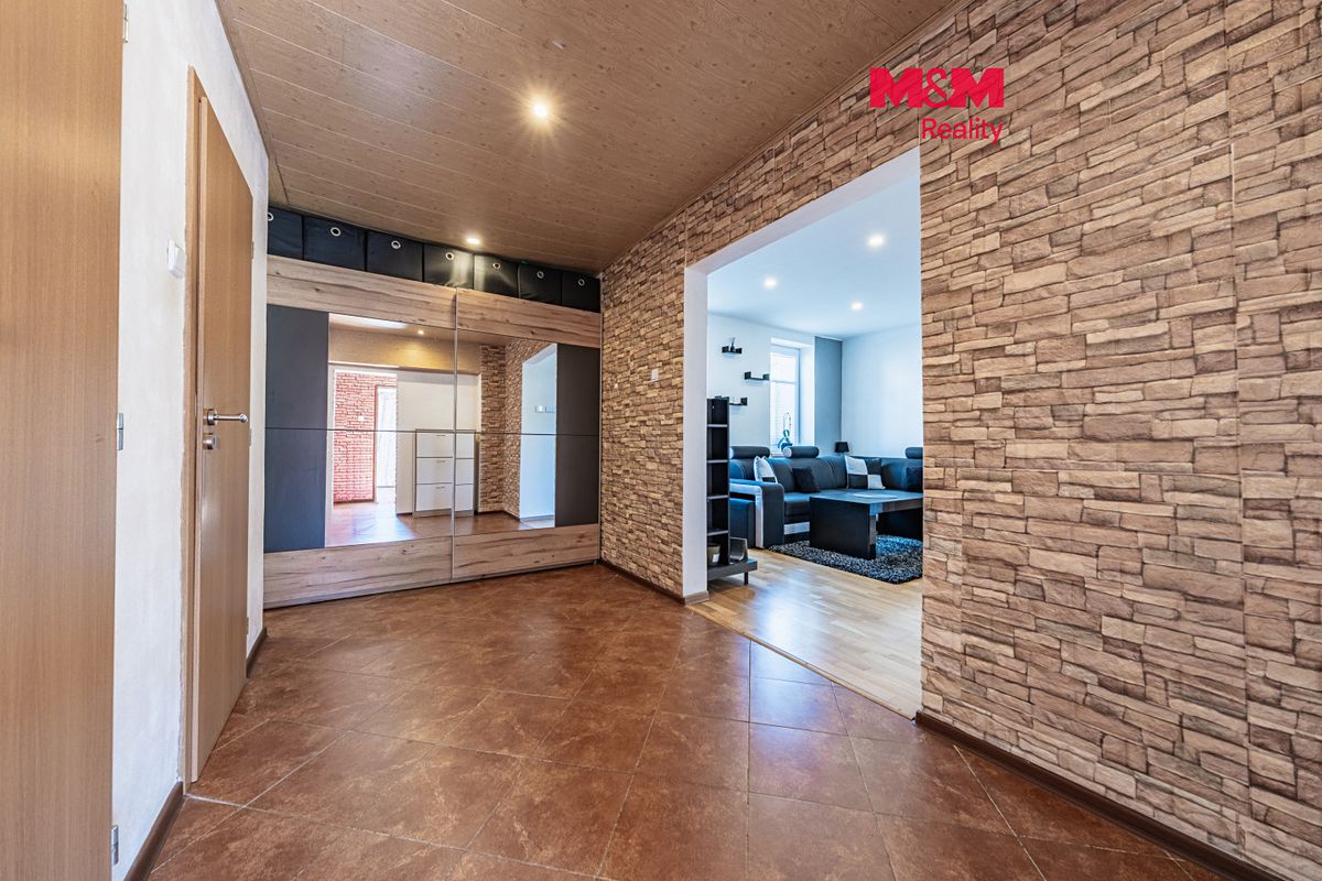 Prodej rodinného domu 200 m², pozemek 346 m², Komárov – fotka 1 z 3