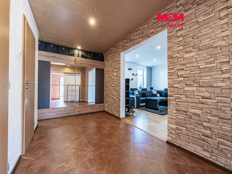 Prodej rodinného domu 200 m², pozemek 346 m², Komárov – náhled fotky 1
