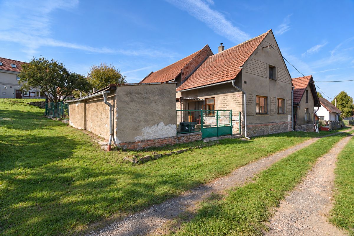 Prodej rodinného domu 276 m², pozemek 748 m² – fotografie 2