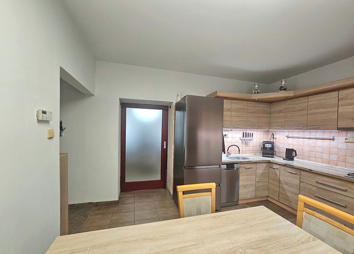 Prodej vícegeneračního domu 210 m², pozemek 261 m² – fotografie 3