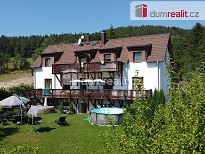 Prodej rodinného domu 334 m², pozemek 2140 m²