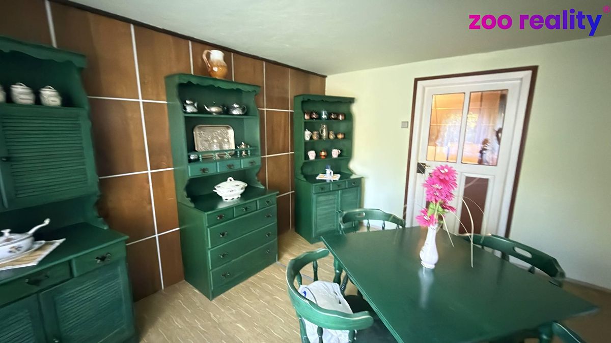Prodej rodinného domu 340 m², pozemek 1054 m² – fotografie 2