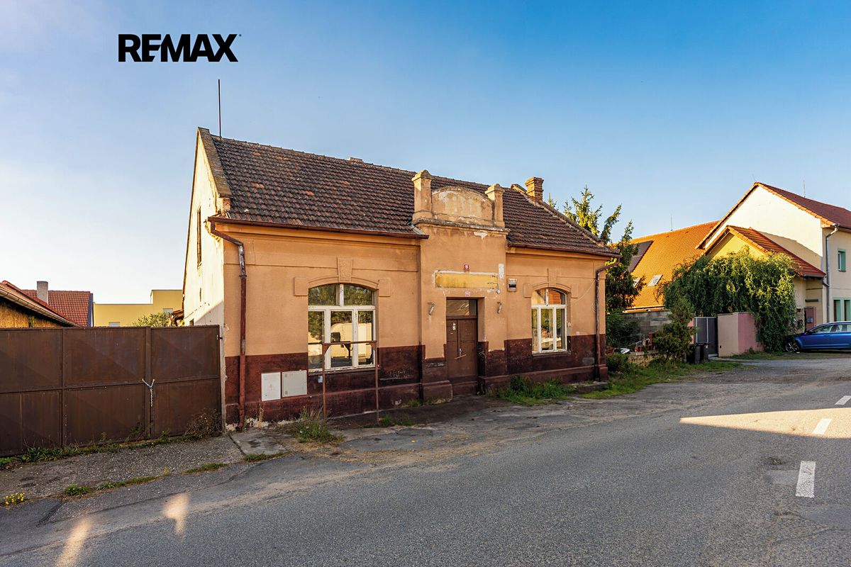 Prodej rodinného domu 350 m², pozemek 892 m², Tišice – fotka 1 z 3