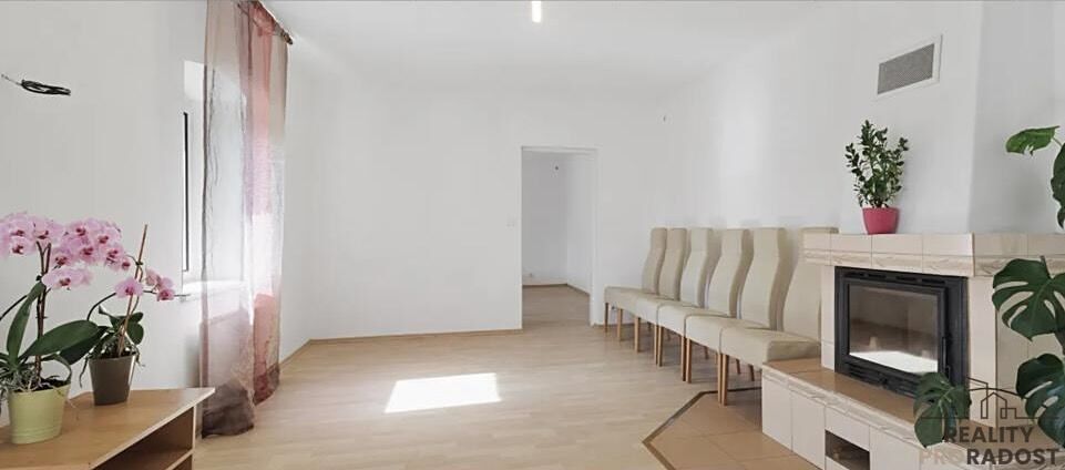 Prodej rodinného domu 210 m², pozemek 577 m² – fotografie 3