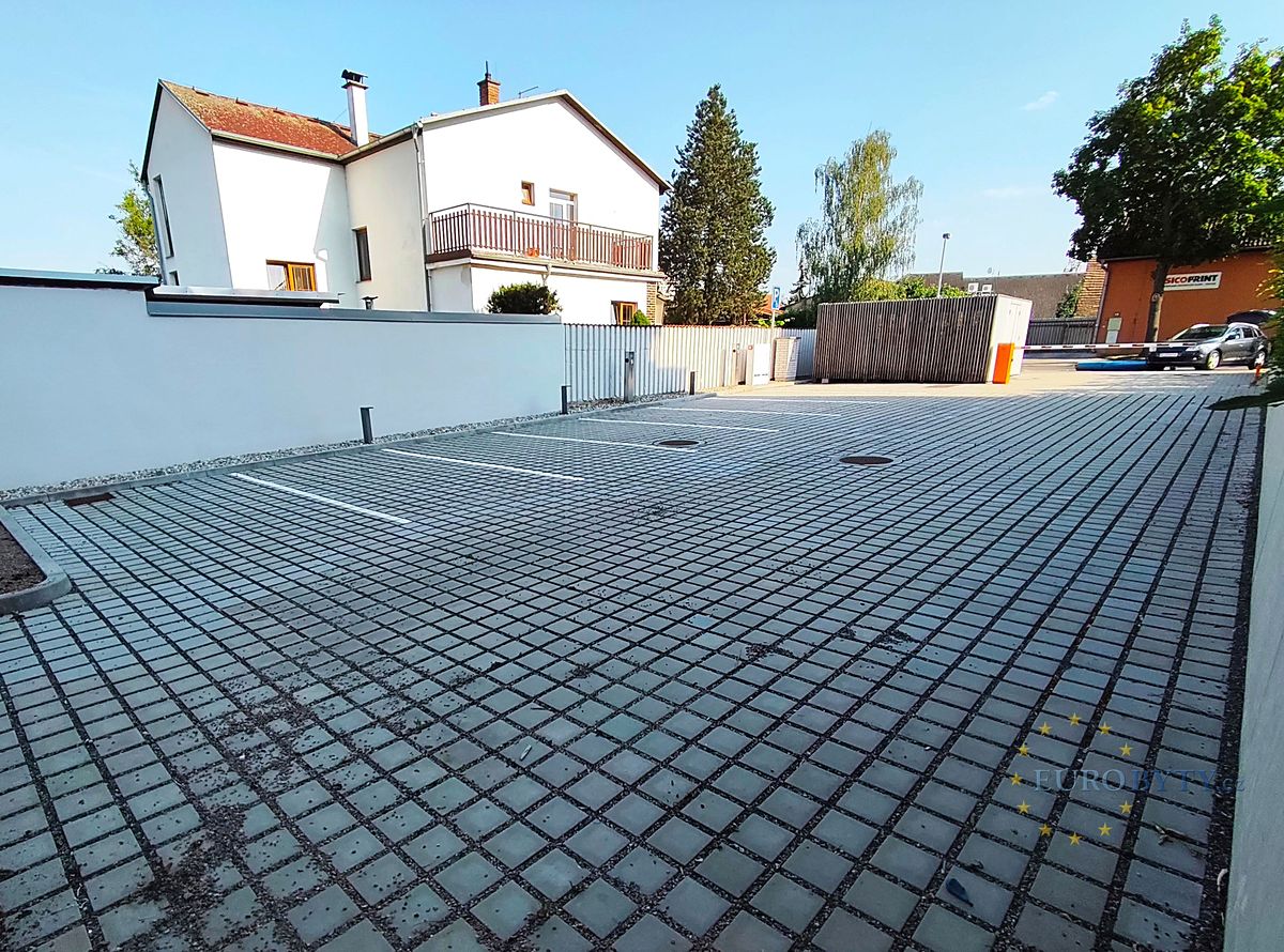 Pronájem garážového stání 303 m² – fotografie 3