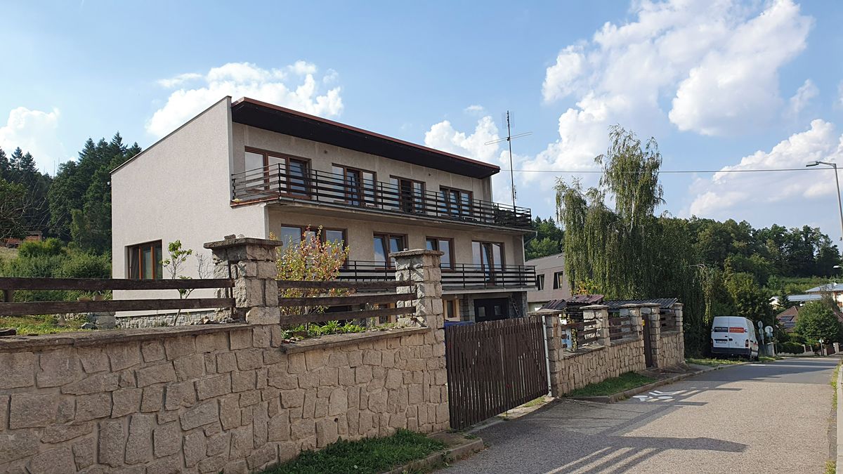 Prodej rodinného domu 300 m², pozemek 964 m² – fotografie 2