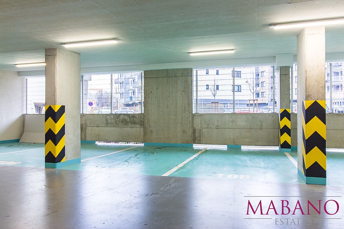 Pronájem garážového stání 15 m²