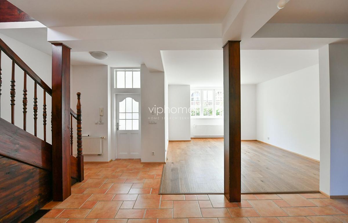 Pronájem rodinného domu 210 m², pozemek 525 m² – fotografie 2