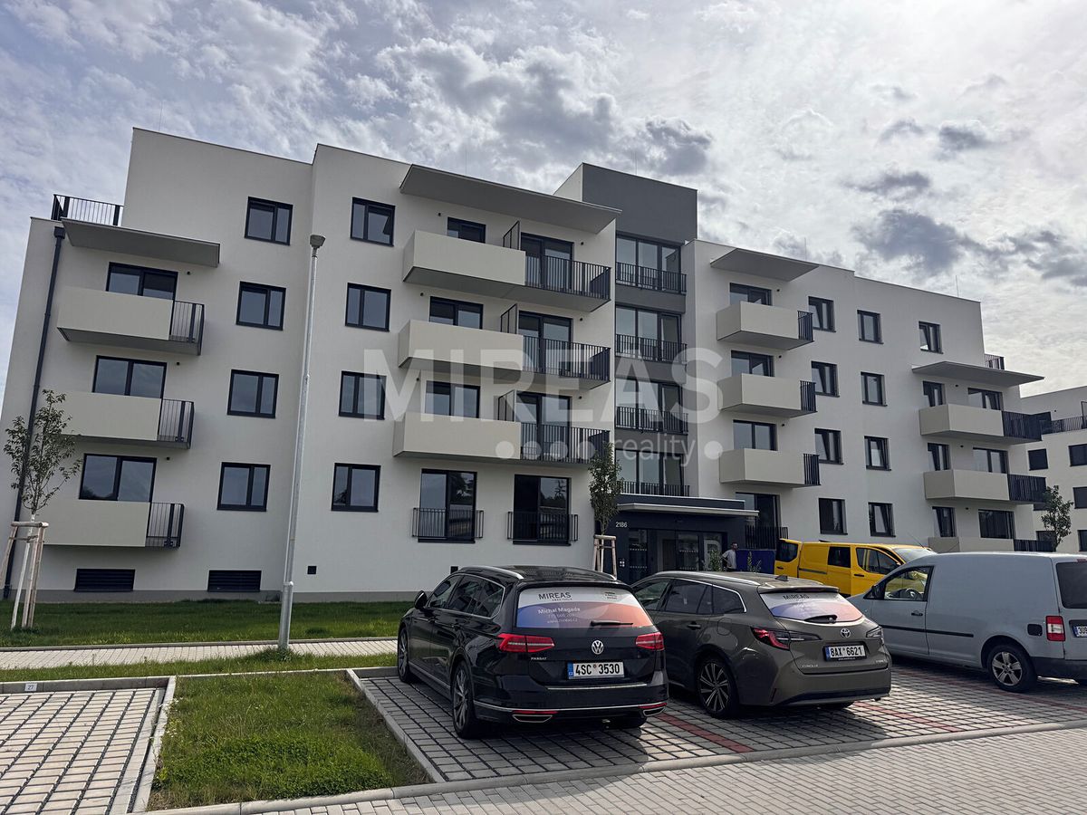 Pronájem garážového stání 16 m²