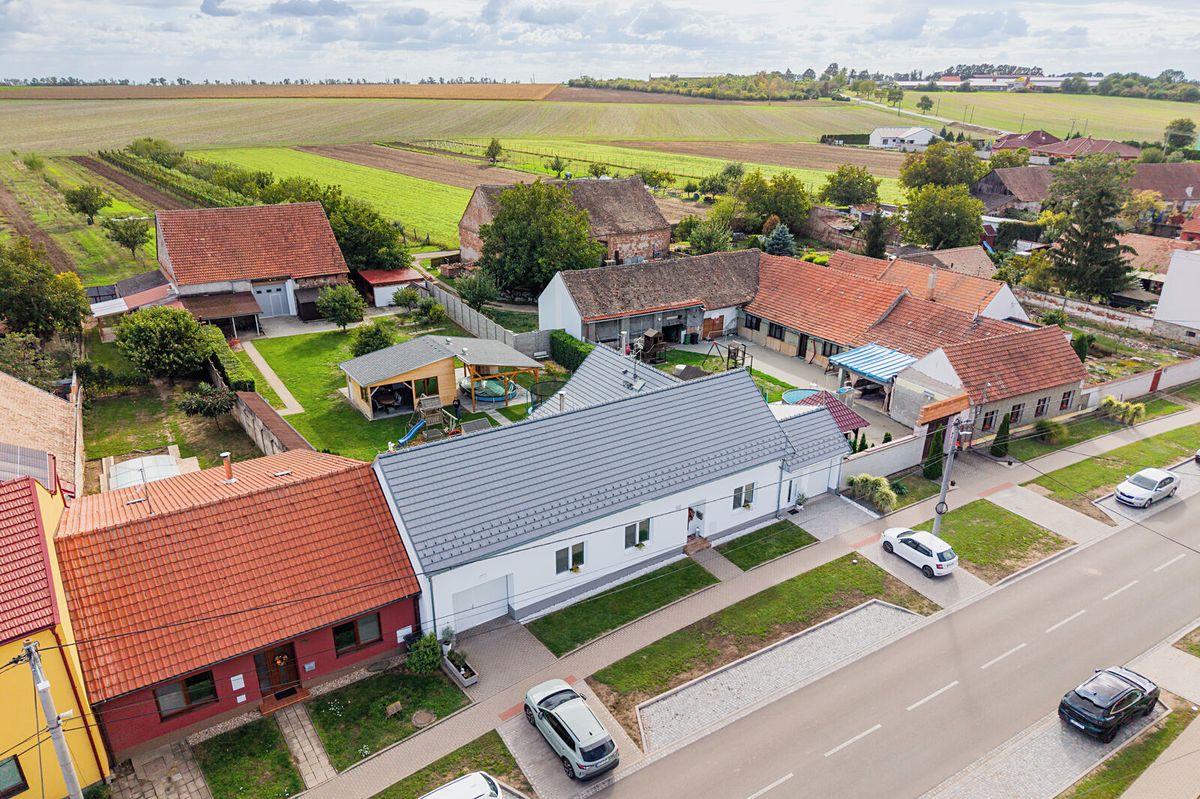Prodej rodinného domu 172 m², pozemek 1684 m² – fotografie 2