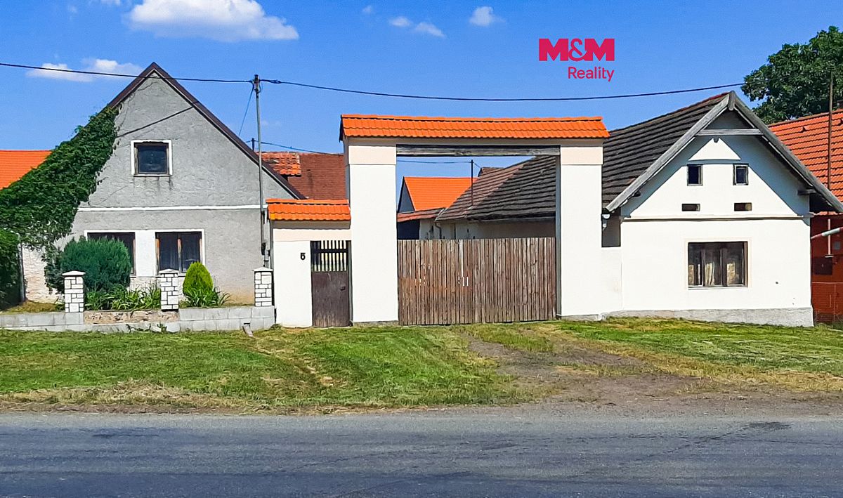 Prodej rodinného domu 350 m², pozemek 1892 m²