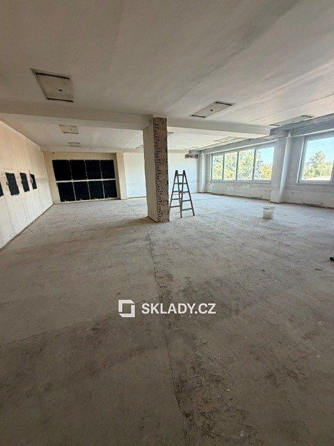 Pronájem kanceláře 450 m²