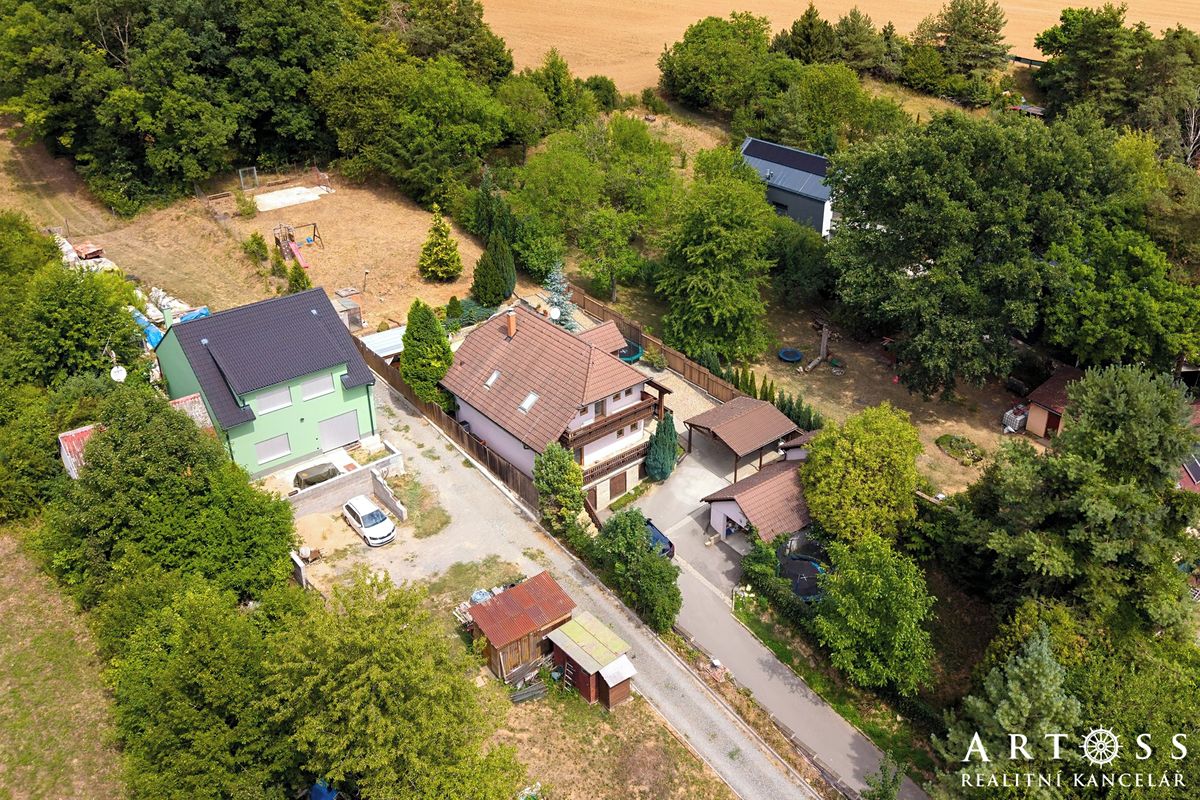 Prodej rodinného domu 199 m², pozemek 1621 m² – fotografie 2