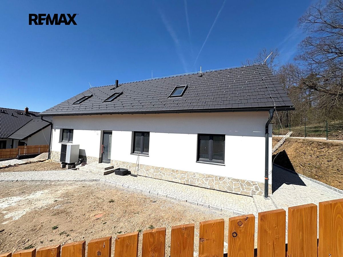 Prodej rodinného domu 188 m², pozemek 825 m², Strunkovice nad Blanicí – fotka 1 z 3