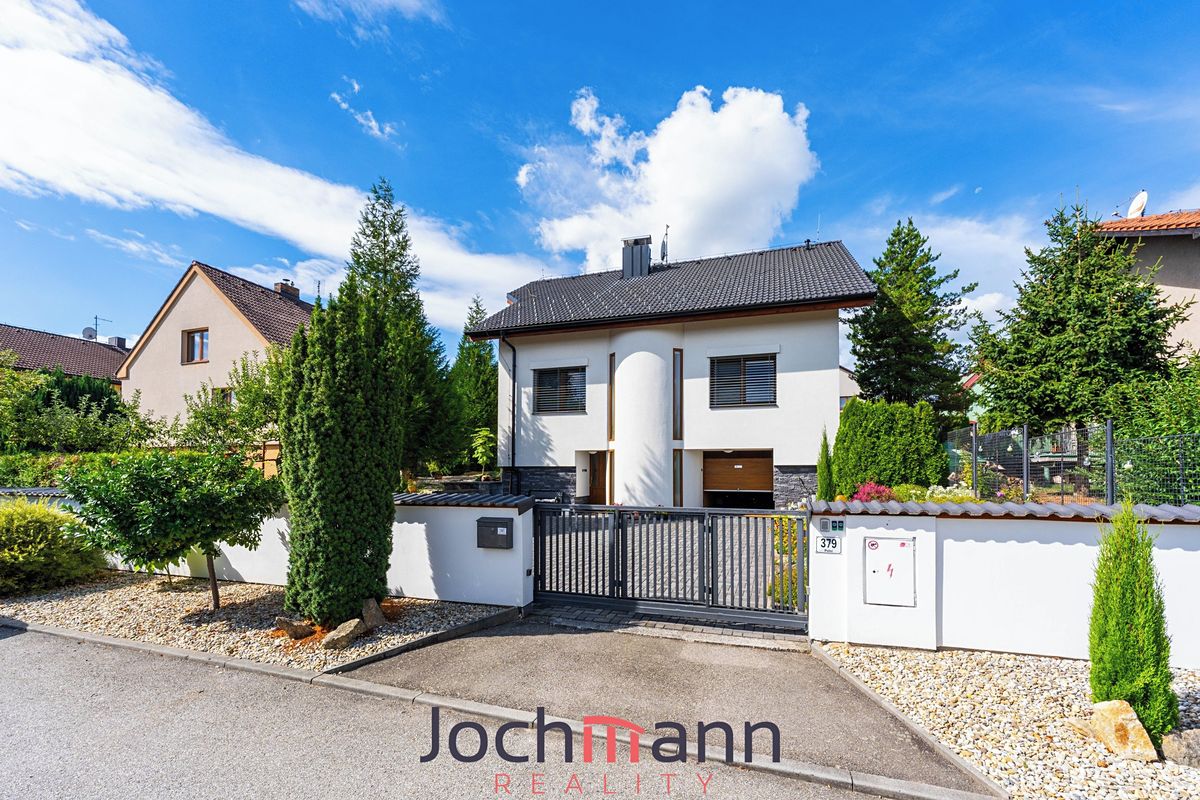 Prodej rodinného domu 234 m², pozemek 747 m²