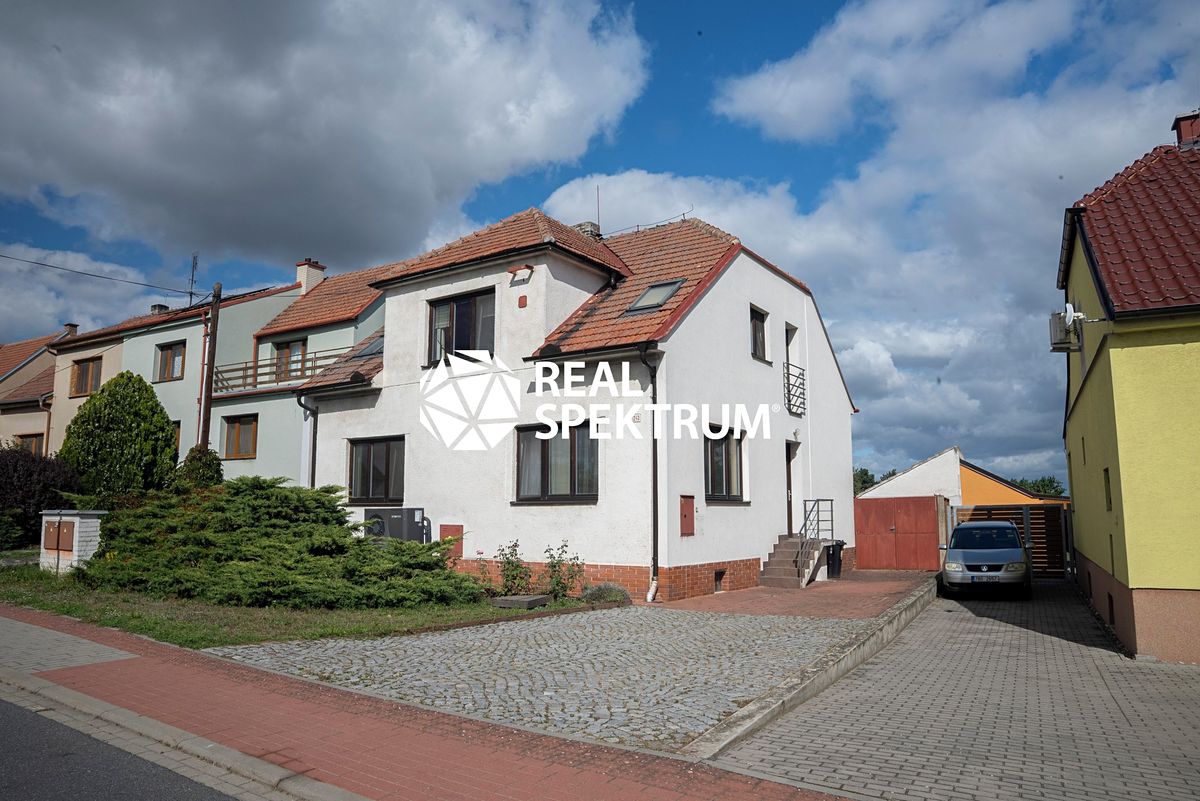 Prodej rodinného domu 208 m², pozemek 2045 m²