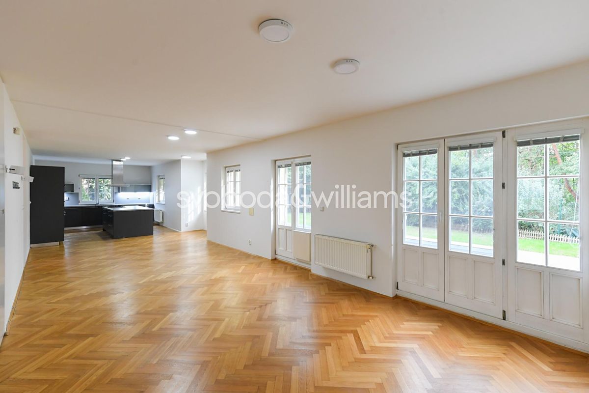 Pronájem rodinného domu 302 m², pozemek 737 m², Praha – fotka 1 z 3