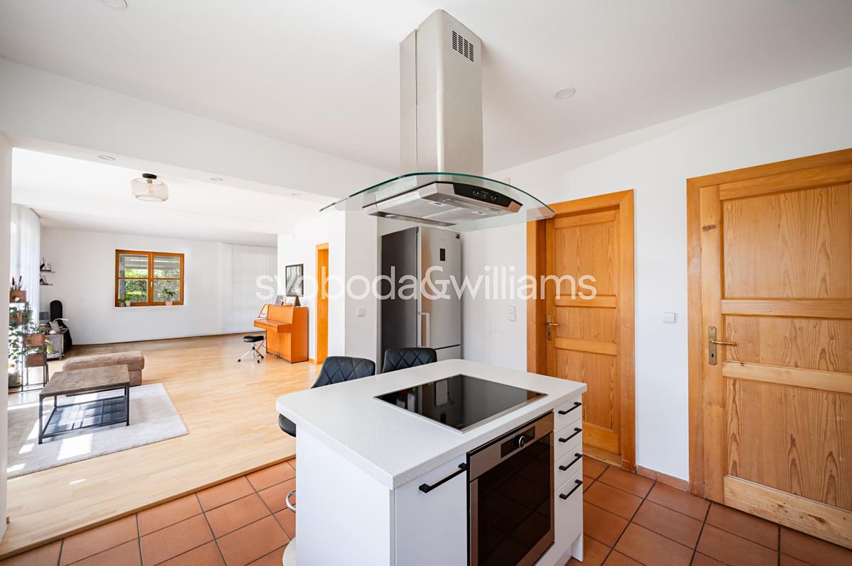 Prodej rodinného domu 389 m², pozemek 1245 m² – fotografie 4
