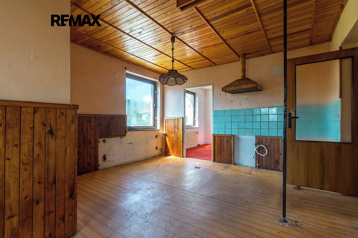 Prodej rodinného domu 280 m², pozemek 1956 m² – fotografie 3