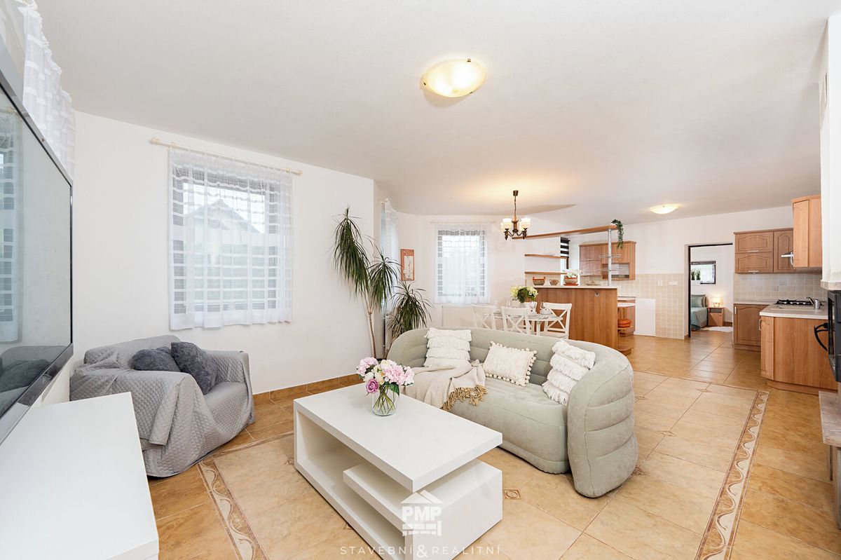 Prodej rodinného domu 193 m², pozemek 896 m² – fotografie 2