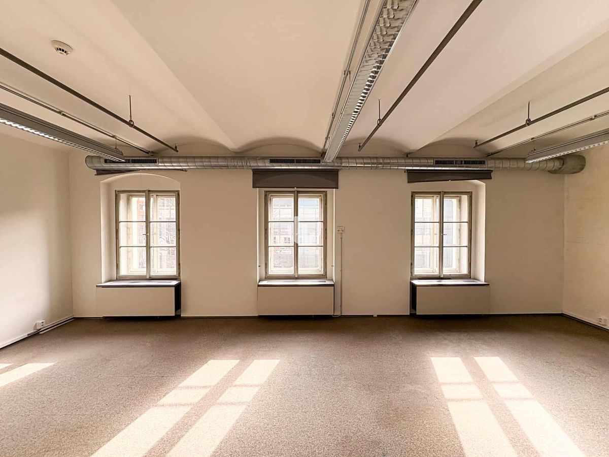 Pronájem kanceláře 675 m² – fotografie 2