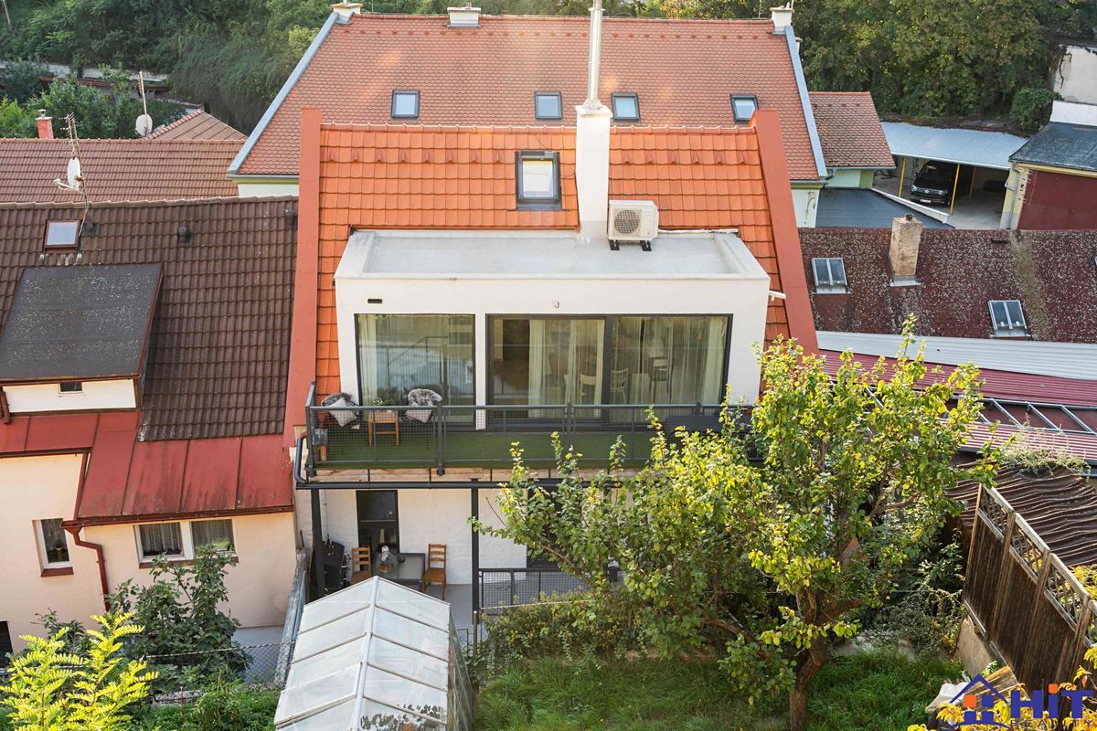 Prodej rodinného domu 192 m², pozemek 143 m² – fotografie 2
