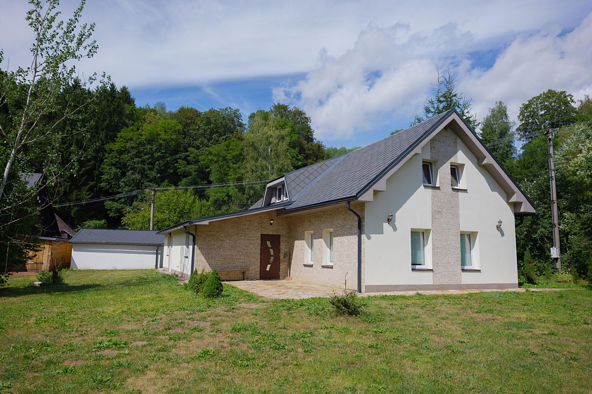 Prodej rodinného domu 216 m², pozemek 1354 m² – fotografie 3