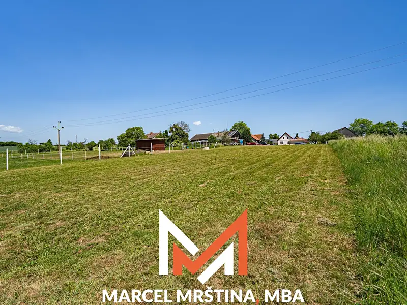 Prodej stavebního pozemku 1771 m², Chvalkovice – náhled fotky 2