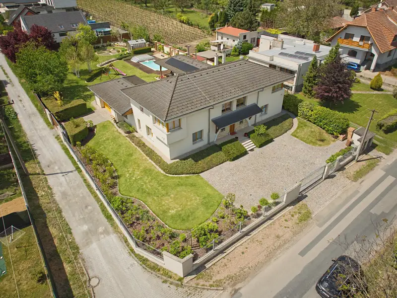 Prodej vily 376 m², pozemek 2273 m², Syrovice – náhled fotky 1