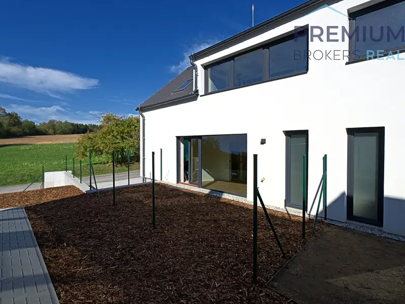Prodej rodinného domu 102 m², pozemek 92 m², Nové Strašecí – náhled fotky 2