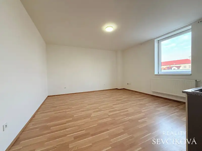 Pronájem bytu 2+kk 52 m², Holice – náhled fotky 2