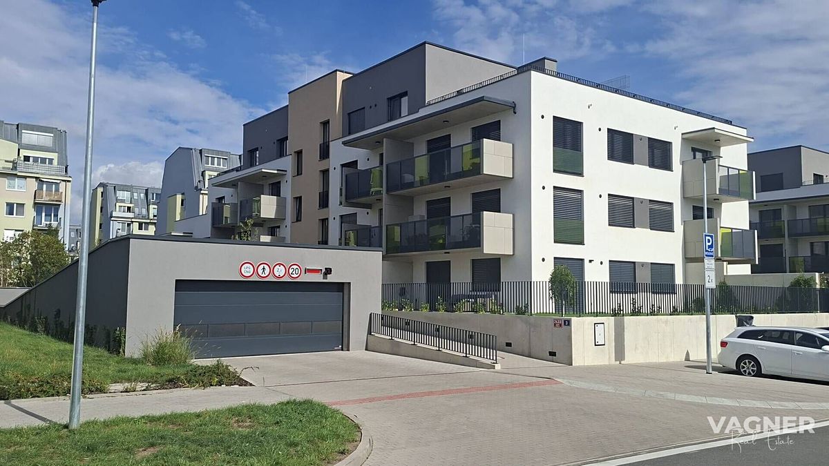 Prodej garážového stání 13 m²