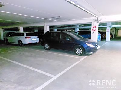 Pronájem garážového stání 12 m²