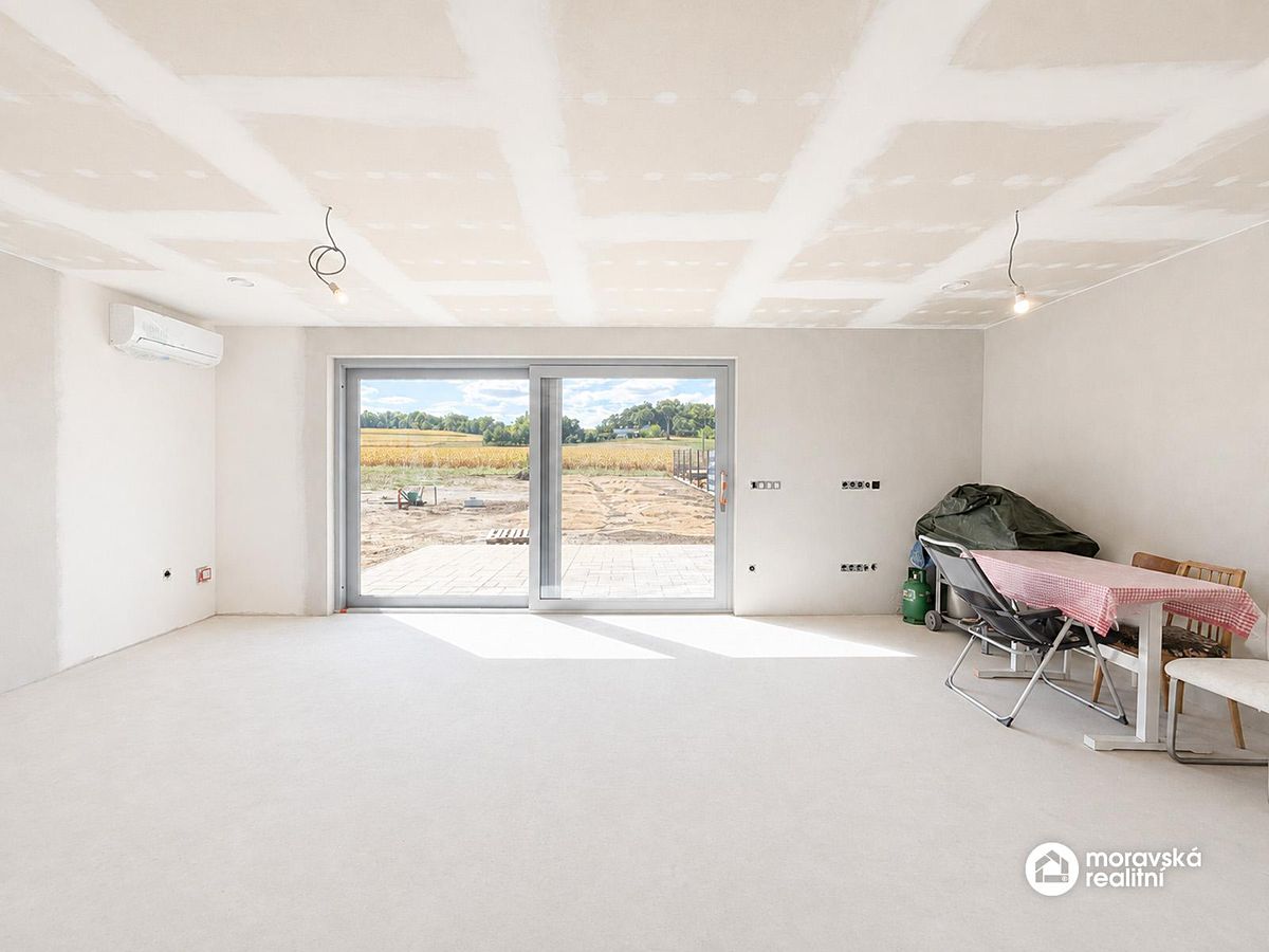 Prodej rodinného domu 171 m², pozemek 555 m² – fotografie 2