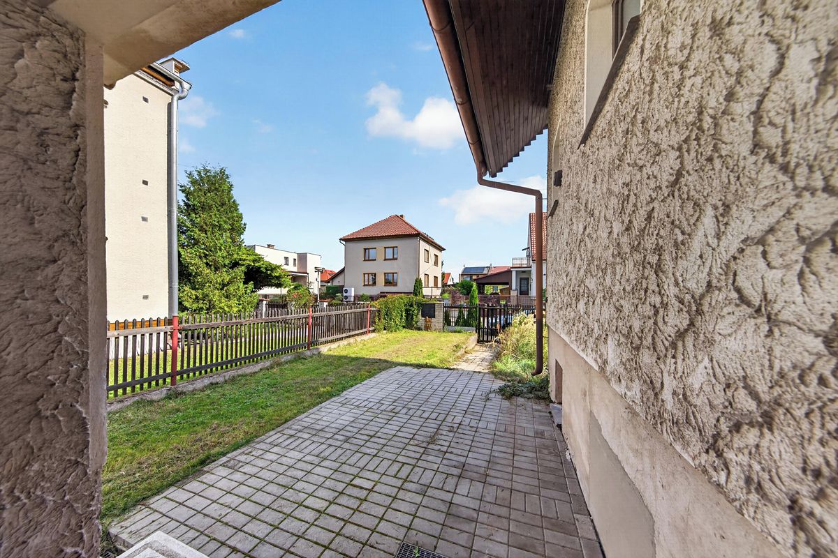 Prodej rodinného domu 196 m², pozemek 863 m² – fotografie 3