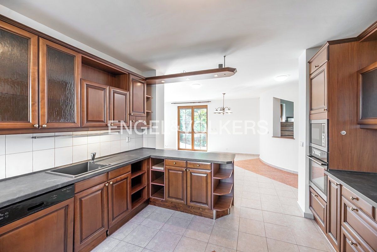 Pronájem vily 384 m², pozemek 903 m² – fotografie 3