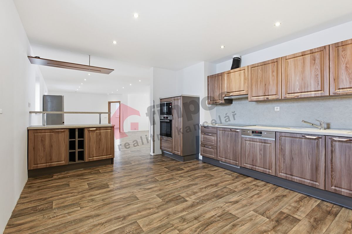 Prodej rodinného domu 282 m², pozemek 409 m², Velemín – fotka 1 z 3