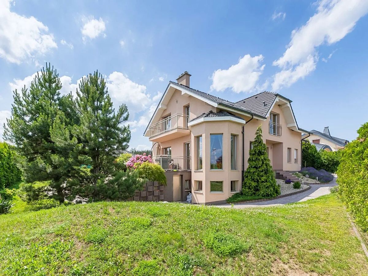 Pronájem rodinného domu 450 m², pozemek 2000 m²