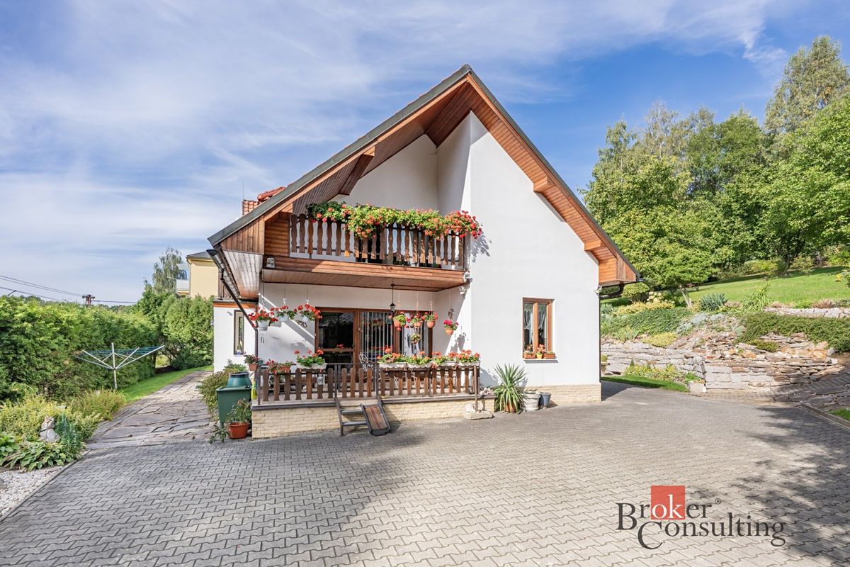 Prodej rodinného domu 310 m², pozemek 3789 m²