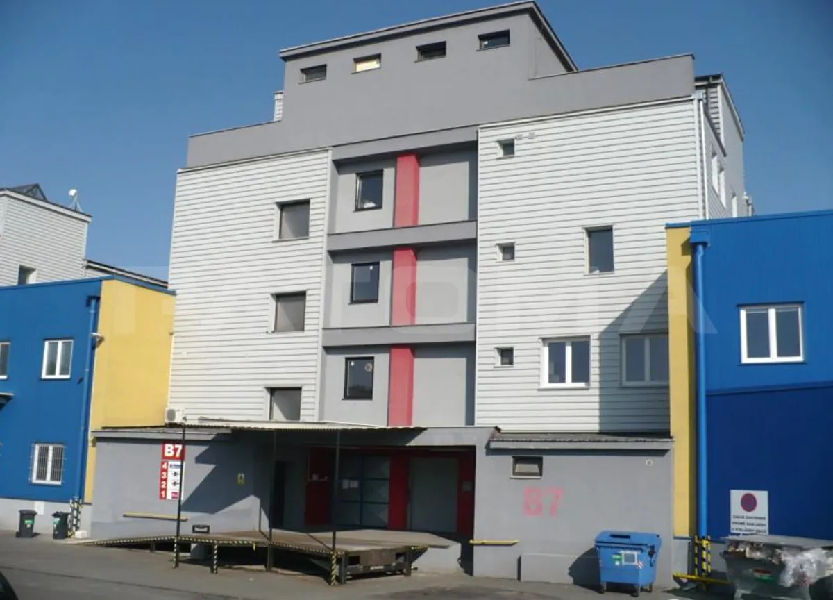Pronájem skladového prostoru 903 m²