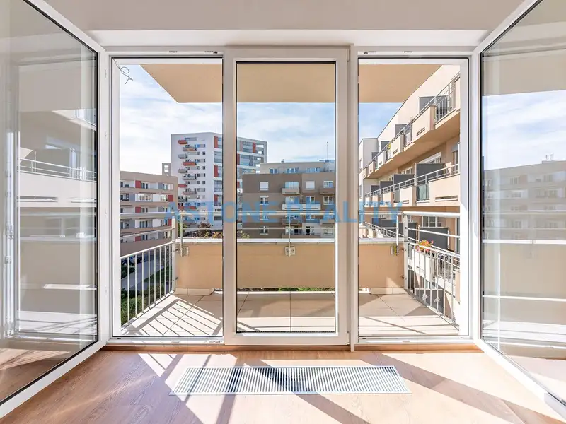 Prodej bytu 1+kk 36 m², Praha – náhled fotky 2