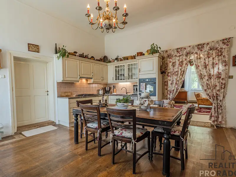 Prodej rodinného domu 292 m², pozemek 1719 m², Kučerov – náhled fotky 2