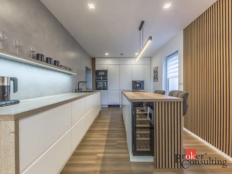 Prodej rodinného domu 291 m², pozemek 735 m², Zlonín – náhled fotky 2