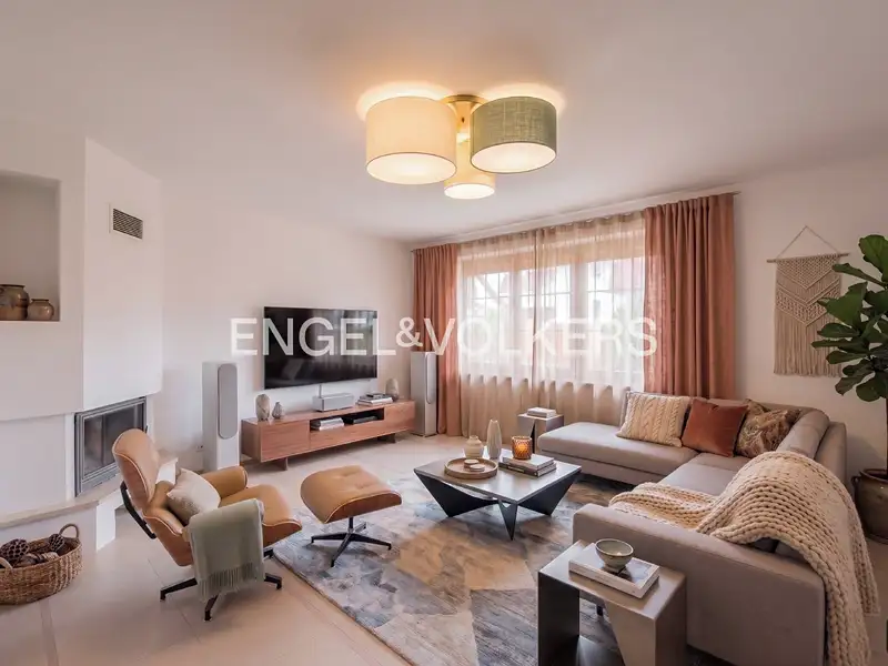 Prodej rodinného domu 270 m², pozemek 822 m², Praha – náhled fotky 2