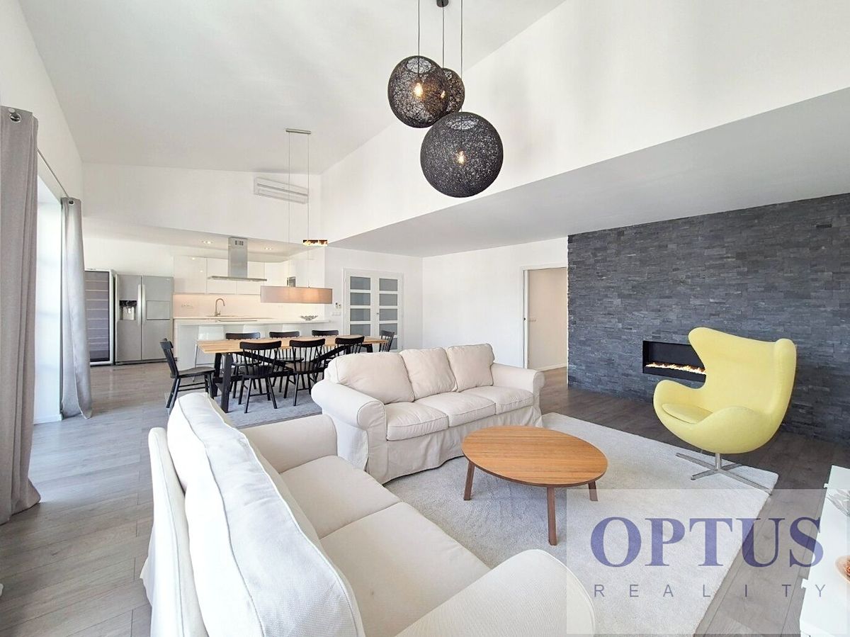 Pronájem bytu 6 pokojů a více 218 m² (Mezonet)