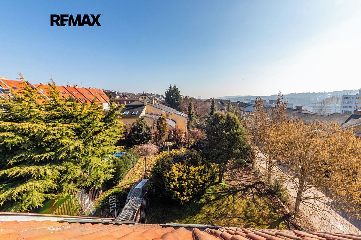 Prodej rodinného domu 229 m², pozemek 311 m², Praha – fotka 1 z 3