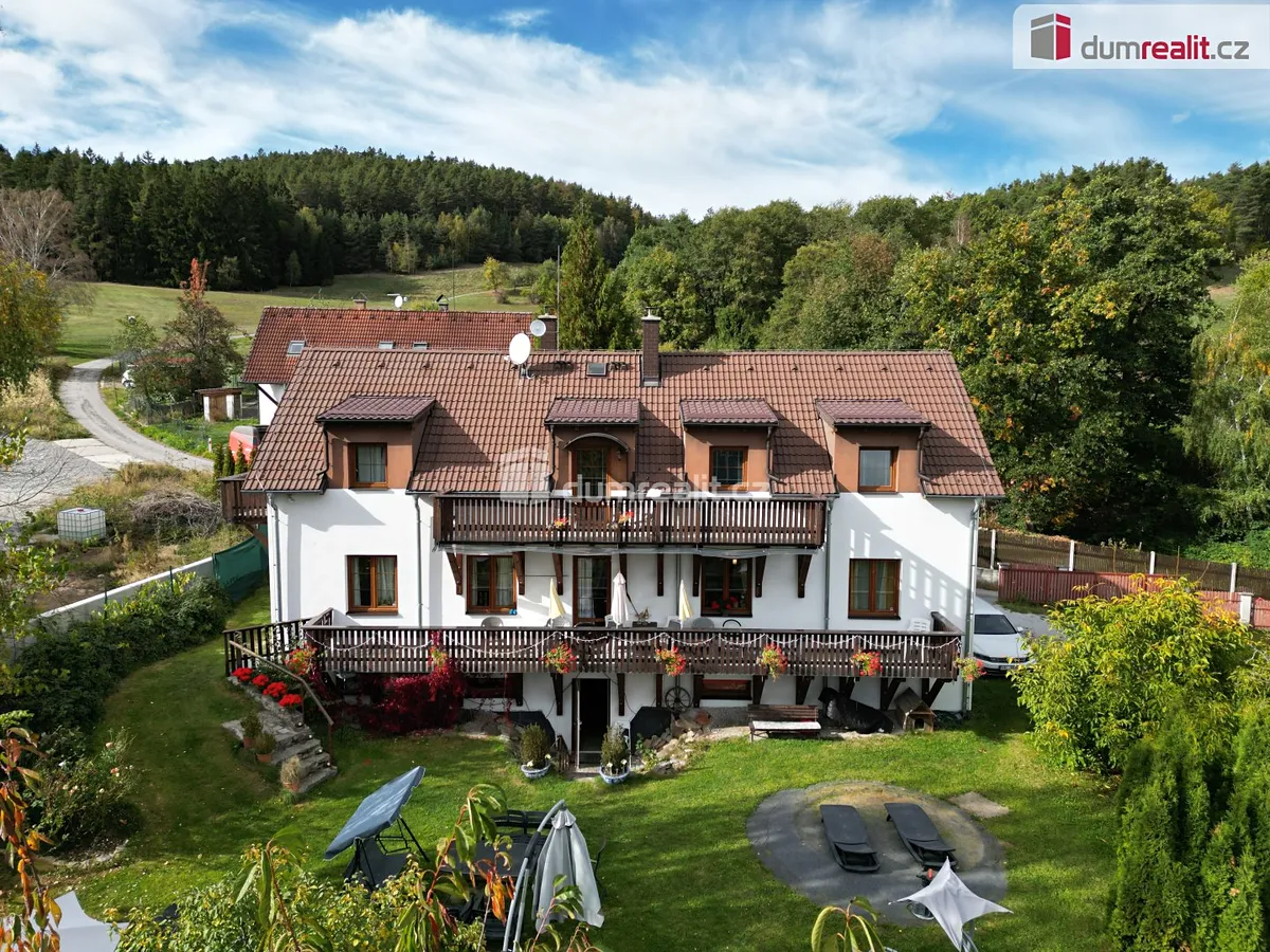 Prodej rodinného domu 334 m², pozemek 2140 m²